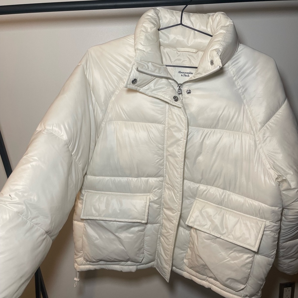BRAND NEW Abercrombie & Fitch White Puffer Jacket — Size Small — Tags On